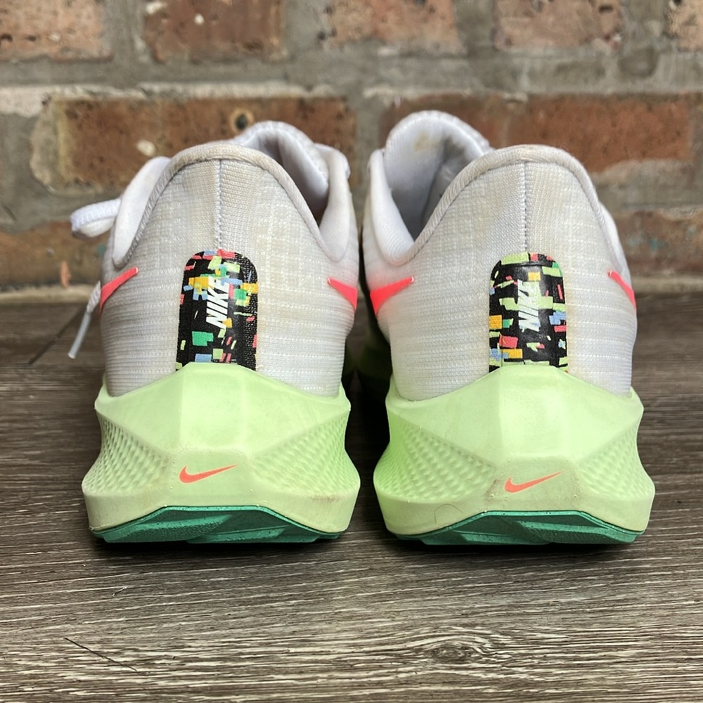 Nike - Picture 4 of 17
